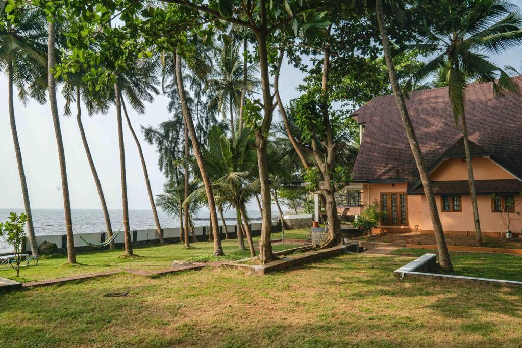 Baywatch By Grha - A Picturesque Beachfront Villa 科泽科德 外观 照片
