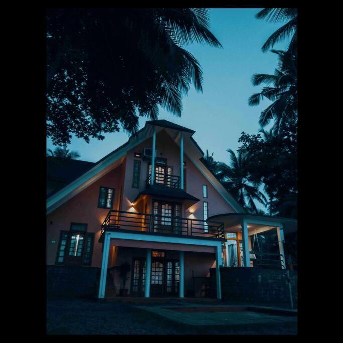Baywatch By Grha - A Picturesque Beachfront Villa 科泽科德 外观 照片