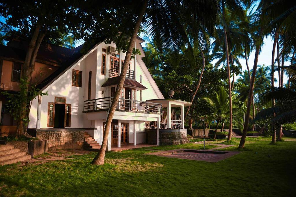 Baywatch By Grha - A Picturesque Beachfront Villa 科泽科德 外观 照片