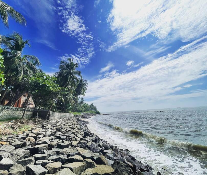 Baywatch By Grha - A Picturesque Beachfront Villa 科泽科德 外观 照片